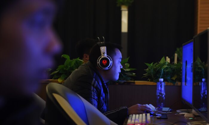 Des personnes sur des ordinateurs dans un bar internet à Pékin, le 16 décembre 2015. (Greg Baker/AFP via Getty Images)