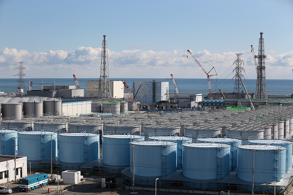 Vue générale des réservoirs d'eau contaminée par les radiations et les réacteurs endommagés de la centrale nucléaire de Fukushima Daiichi, Japon. 
 (Photo : Christopher Furlong/Getty Images)