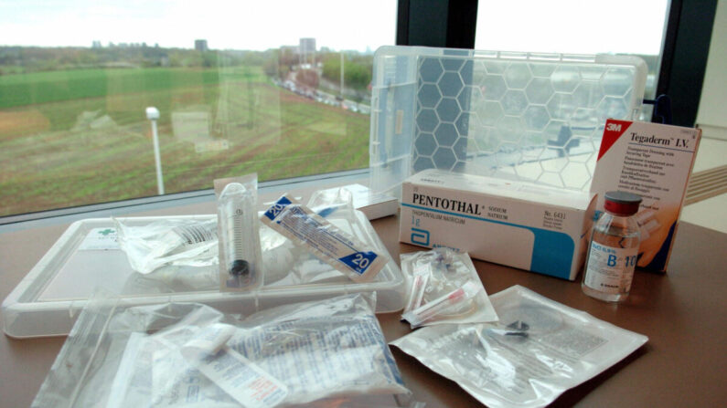 Un kit d'euthanasie disponible dans les 250 pharmacies belges de Multipharma pour les médecins généralistes qui veulent pratiquer l'euthanasie au domicile des patients, à Bruxelles, le 18 avril 2005. (Etienne Ansotte/AFP via Getty Images)
