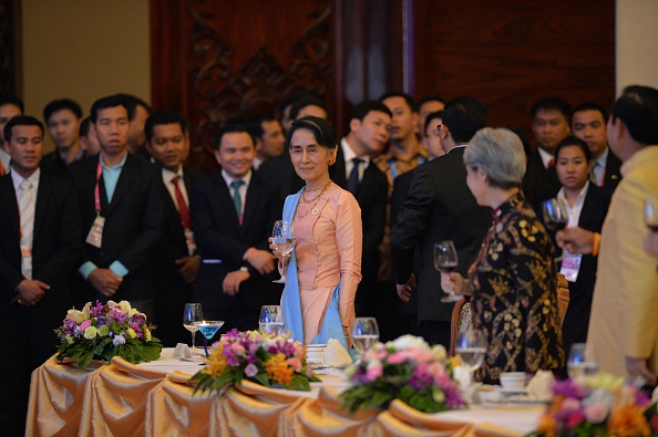 Le conseiller d'État du Myanmar Aung San Suu Kyi assistant à un dîner de bienvenue au sommet de l'ASEAN, sera remplacée par le leader de la Junte. Photo YE AUNG THU / AFP via Getty Images
