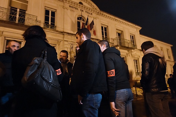 Rassemblement  des policiers devant la mairie de Viry-Châtillon, pour demander des renforts après l'attaque d'une patrouille le 8 octobre 2016 par une vingtaine d'individus encagoulés.  (Photo : MIGUEL MEDINA/AFP via Getty Images)