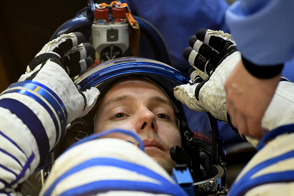 L'astronaute Thomas Pesquet teste sa combinaison spatiale au cosmodrome à Baïkonour, avant le décollage vers la Station spatiale internationale (ISS), le 17 novembre 2016.       (Photo :  KIRILL KUDRYAVTSEV/AFP via Getty Images)