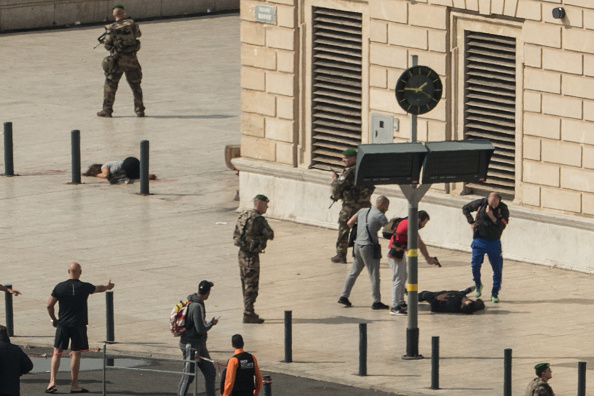 Ahmed Hanachi a poignardé à mort en criant  "Allah Akbar" deux cousines, Laura Paumier, 22 ans, et Mauranne Harel, 20 ans, sur le parvis de la gare Saint-Charles à Marseille en 2017. Il a été  tué par les militaires de l'opération Sentinelle. (Photo : PAUL-LOUIS LEGER/AFP via Getty Images)