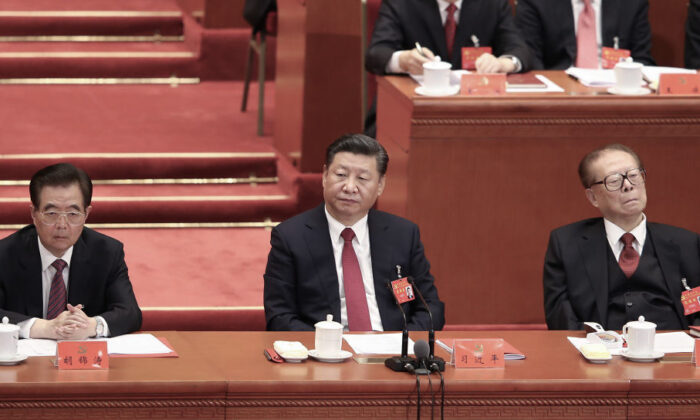 (De gauche à droite) L'ancien dirigeant chinois Hu Jintao, Xi Jinping et l'ancien dirigeant Jiang Zemin lors de la clôture du XIXe congrès du Parti communiste au Grand Hall du peuple à Pékin, le 24 octobre 2017 (Lintao Zhang/Getty Images)
