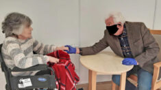 Un homme de 74 ans tient la main de sa femme dans une maison de soins pour la première fois en huit mois