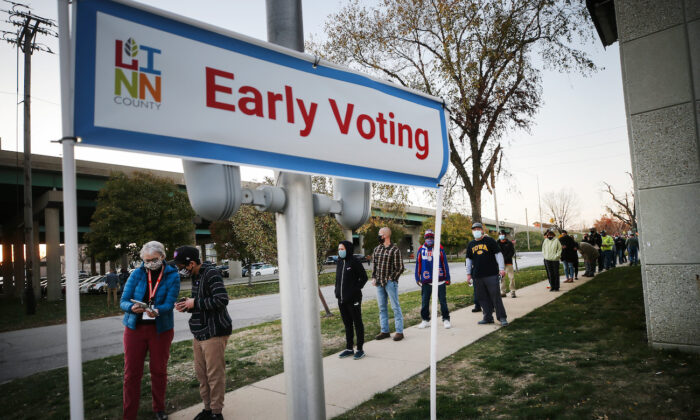 Des électeurs font la queue pour déposer leur bulletin de vote lors du dernier jour du vote anticipé pour l'élection présidentielle de 2020 à Cedar Rapids, dans l'Iowa, le 2 novembre 2020. (Mario Tama/Getty Images)