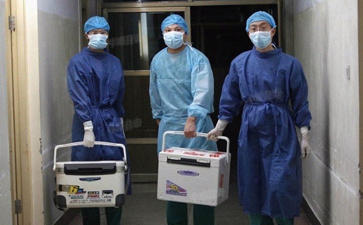 Des médecins transportent des organes frais pour une transplantation dans un hôpital de la province du Henan, en Chine, le 16 août 2012. (Capture d'écran via Sohu.com)