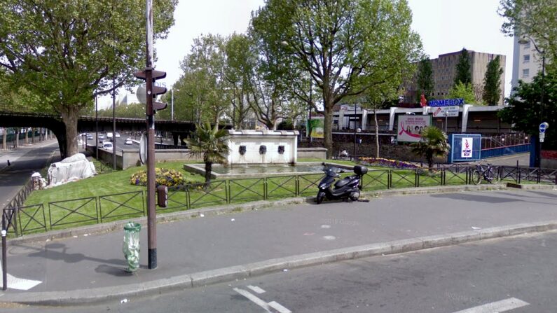 Une des 2 fontaines rue de la Chapelle - Paris 18e - Photo de 2008 - Google Maps : https://www.google.com/maps/@48.8986439,2.3594062,3a,50.5y,113.44h,74.01t/data=!3m6!1e1!3m4!1sKqxCXVP15RVgK6A42AtGUQ!2e0!7i13312!8i6656
