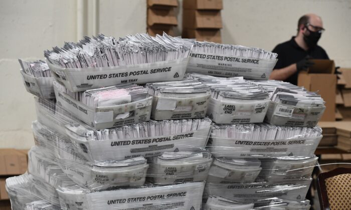 Des bulletins de vote par correspondance dans leurs enveloppes attendent d'être traités au centre de traitement des bulletins de vote par correspondance du Los Angeles County Registrar Recorders à Pomona, en Californie, le 28 octobre 2020. (Robyn Beck/AFP via Getty Images)