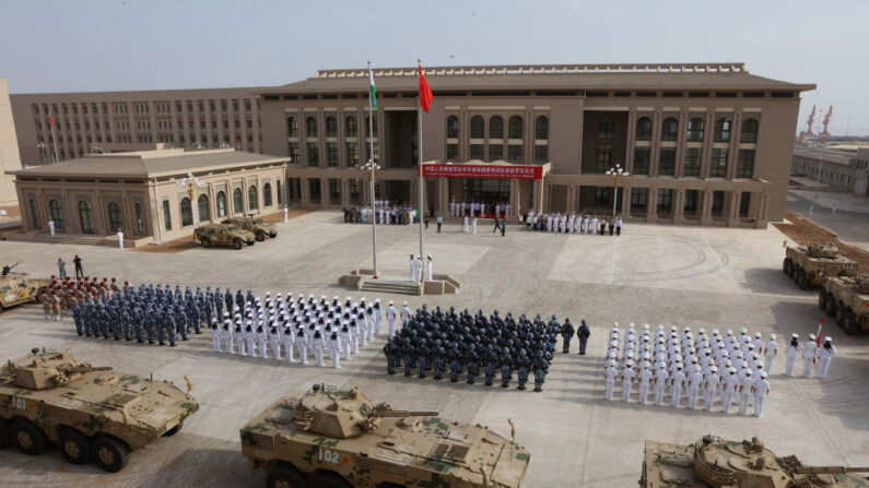 Du personnel de l'Armée populaire de libération chinoise assistant à la cérémonie d'ouverture de la nouvelle base militaire chinoise à Djibouti, le 1er août 2017. (AFP via Getty Images)