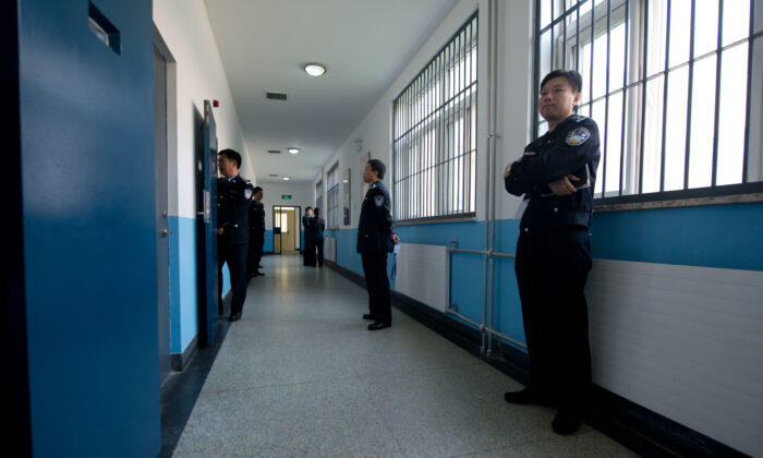 Des gardes de police se tiennent dans un couloir à l'intérieur du centre de détention n° 1 lors d'une visite guidée du gouvernement à Pékin, le 25 octobre 2012. (Ed Jones/AFP via Getty Images)