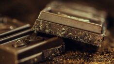 Angleterre : une tablette de chocolat vieille de 121 ans retrouvée dans un grenier dans sa boîte d’origine
