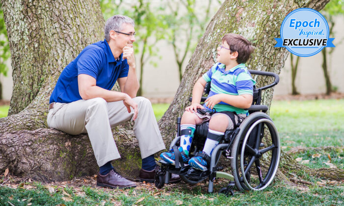 Chad Judice, auteur primé et directeur de la catéchèse du diocèse catholique de Lafayette, en Louisiane, avec son fils Elijah "Eli" Paul, qui souffre de spina bifida. (Avec l'aimable autorisation de Chad Judice)