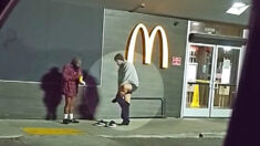 Un homme enlève son pantalon de survêtement et l’offre à un sans-abri qui grelotte par une nuit froide (vidéo)