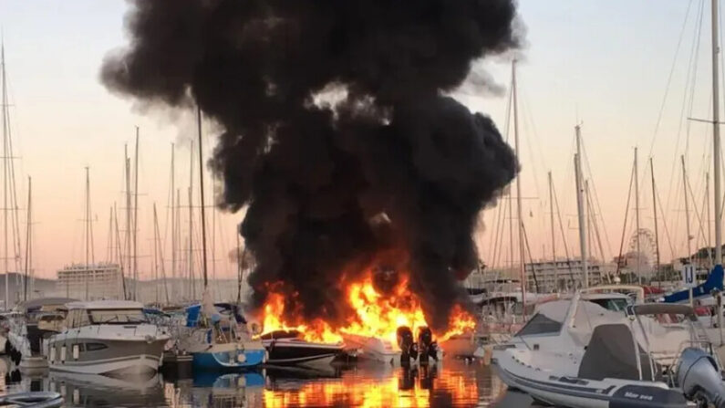 Une batterie a explosé le 9 juillet 2020, provoquant l'incendie de plusieurs bateaux dans le port de Lavandou (Var). (Sapeurs pompiers du Var)