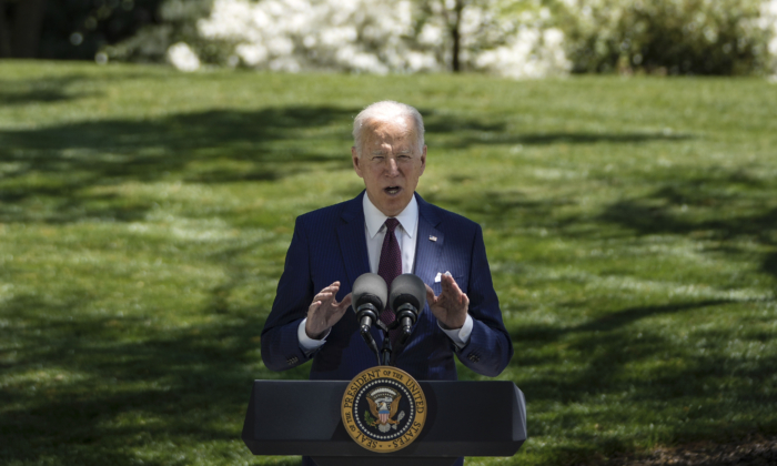 Le président Joe Biden prend la parole sur la pelouse nord de la Maison-Blanche, le 27 avril 2021. (Drew Angerer/Getty Images)