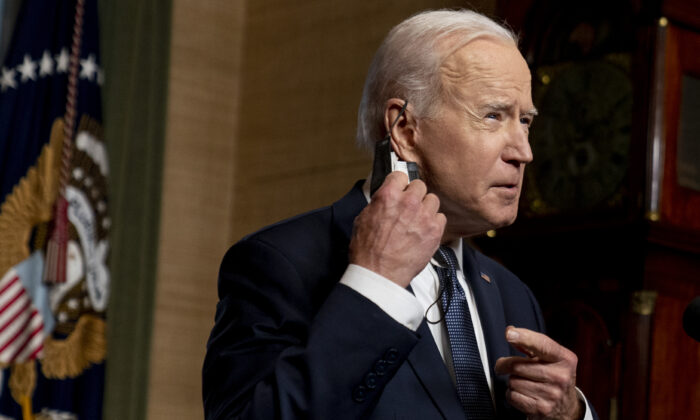 Joe Biden enlève son masque pour se prononcer sur le retrait des troupes américaines d'Afghanistan, à la Maison-Blanche, à Washington, le 14 avril 2021. (Andrew Harnik-Pool/Getty Images)