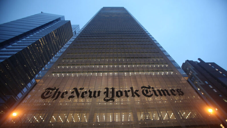 L'emblème du New York Times est affiché devant le siège social de la ville de New York, le 7 décembre 2009. (Mario Tama/Getty Images)