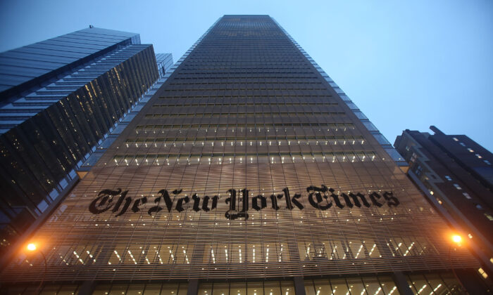 L'emblème du New York Times est affiché devant le siège social de la ville de New York, le 7 décembre 2009. (Mario Tama/Getty Images)