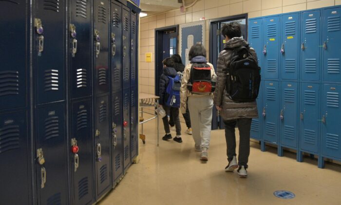 Des élèves font la file pour entrer en classe dans une école de New York, le 25 février 2021. (Michael Loccisano/Getty Images)