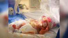 Une jumelle prématurée qui a perdu son frère à la naissance survit et rentre chez elle après 408 jours d’hospitalisation