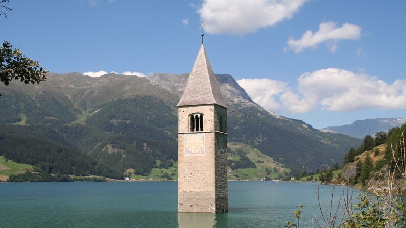 Depuis le début des années 1950, seul le clocher de l'église du village de Curon en Italie émergeait du lac. (Crédit : Adrian Michael)