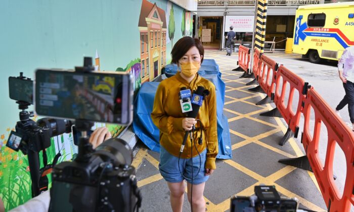 Sarah Liang, journaliste pour l'édition hongkongaise d'Epoch Times, s'adresse aux médias locaux à l'extérieur de l'hôpital Queen Elizabeth à Hong Kong, le 11 mai 2021. (Song Pi-lung/Epoch Times)