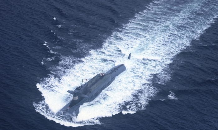 Une photo non datée montre un sous-marin à propulsion nucléaire de la flotte de la mer du Nord de la marine de l'Armée populaire de libération se préparant à plonger en mer. Le régime chinois a commencé à déployer des sous-marins armés de missiles balistiques intercontinentaux. (AFP/AFP/Getty Images)