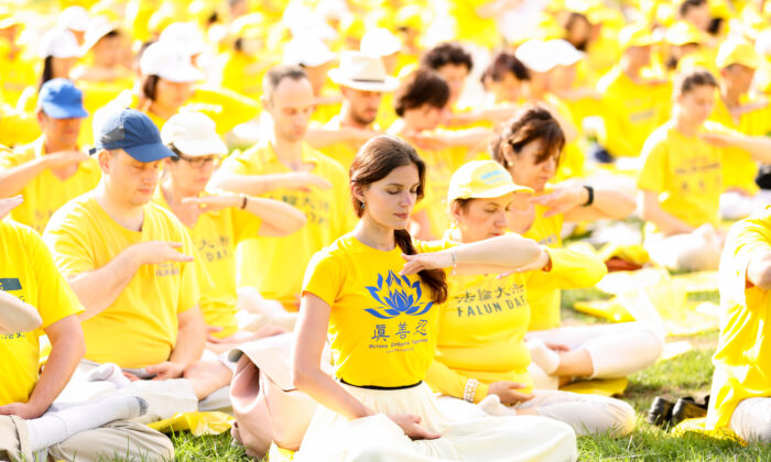Des pratiquants de Falun Gong méditent sur Capitol Hill à Washington, D.C.  le 20 juin 2018. (Samira Bouaou/The Epoch Times)