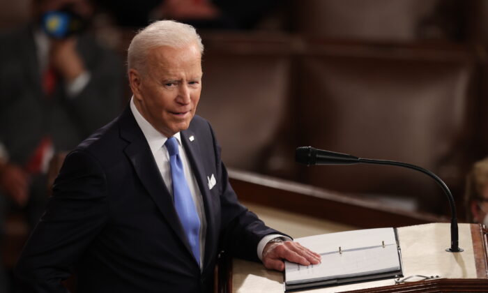 Joe Biden prononce son discours lors de la session conjointe du Congrès des États-Unis au Capitole, à Washington, le 28 avril 2021. (Jonathan Ernst-Pool/Getty Images)
