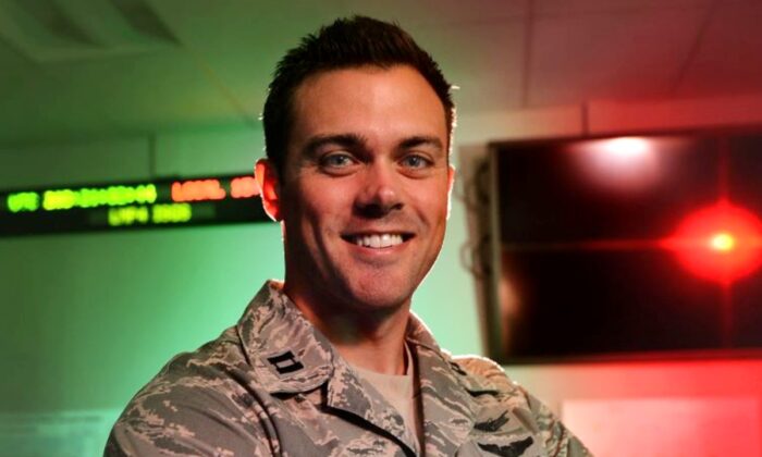 Le capitaine américain Matthew Lohmeier, chef de l'entraînement du 460e groupe d'opérations Block 10, se tient dans le Standardized Space Trainer sur la base aérienne de Buckley, au Colorado, le 22 juillet 2015. (Darren Scott/U.S. Air Force)