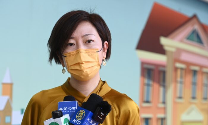 Sarah Liang, journaliste pour l'édition Hong Kong d'Epoch Times, s'adresse au média local devant l'hôpital Queen Elizabeth à Hong Kong, le 11 mai 2021. (Song Pi-lung/The Epoch Times)

