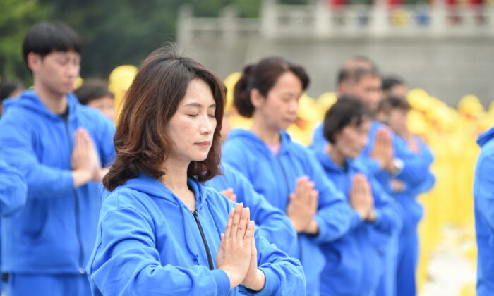 Des pratiquants de Falun Gong font des exercices lors d'un événement célébrant la Journée mondiale du Falun Dafa à Taipei, à Taïwan, le 1er mai 2021. (Sun Hsiang-yi/The Epoch Times)
