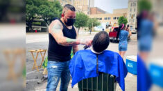 Des frères barbiers coupent les cheveux des sans-abri et des anciens combattants et attribuent leur succès à leur mère célibataire qui les a élevés