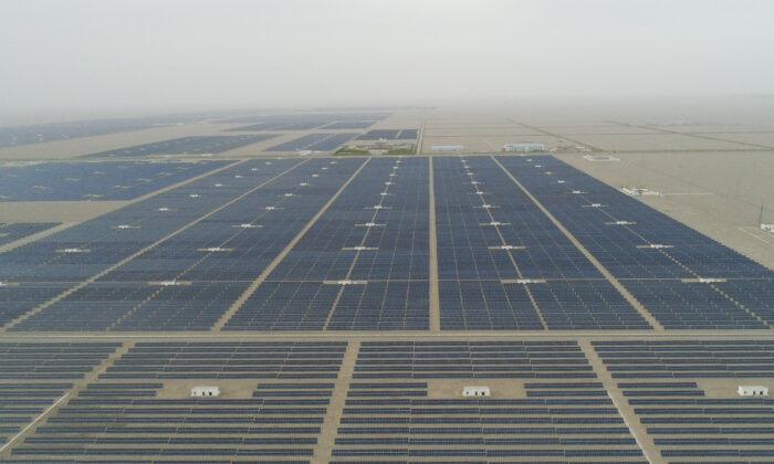 Une vue générale des modules solaires d'un projet d'énergie photovoltaïque sur réseau de 100 MW nouvellement installé à Dunhuang, en Chine, le 23 avril 2019 (Lintao Zhang / Getty Images