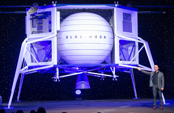-Le PDG d'Amazon, Jeff Bezos, présente Blue Moon, un véhicule d'atterrissage lunaire pour la Lune, à Washington, DC, le 9 mai 2019. Photo de SAUL LOEB / AFP via Getty Images.
