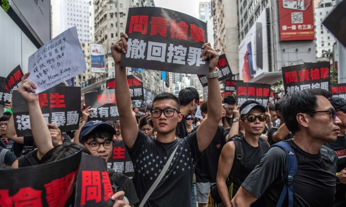 Des manifestants exigent que les autorités retirent entièrement le projet de loi sur l'extradition, désormais suspendu, et reviennent sur leur qualification des manifestations comme une "émeute", le 16 juin 2019 à Hong Kong. (Carl Court/Getty Images)