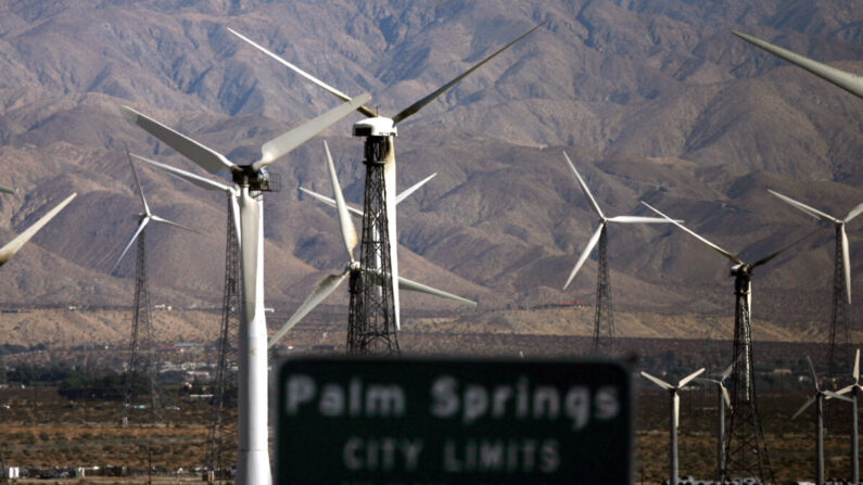 Un parc éolien près de Palm Springs, en Californie, le 30 décembre 2006 (Gabriel Bouys/AFP via Getty Images)