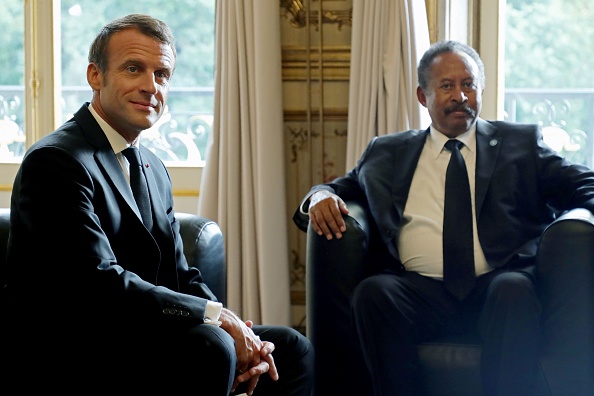 Le Président Emmanuel Macron et le Premier ministre soudanais Abdalla Hamdok à l'Élysée en septembre 2019.     (Photo : CHRISTOPHE PETIT TESSON/AFP via Getty Images)