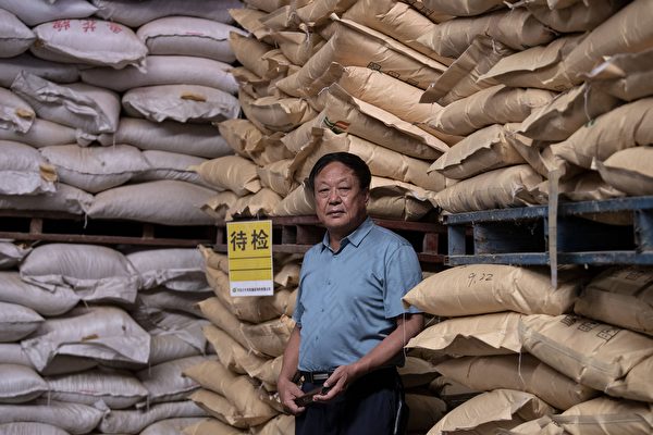 L'entrepreneur chinois Sun Dawu se trouve dans un entrepôt d'aliments pour animaux de son Dawu Group dans la province du Hebei, en Chine, le 24 septembre 2019. (Noel Celis/AFP via Getty Images)