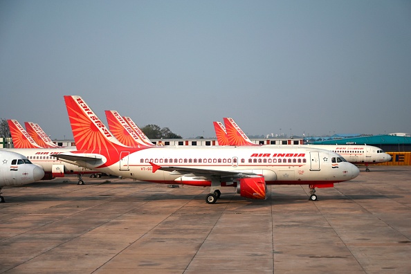 -Des avions de la compagnie aérienne Air India sont vus sur une piste de l'aéroport international Indira Gandhi de New Delhi, le 2 mars 2020. Photo par Money SHARMA / AFP via Getty Images.
