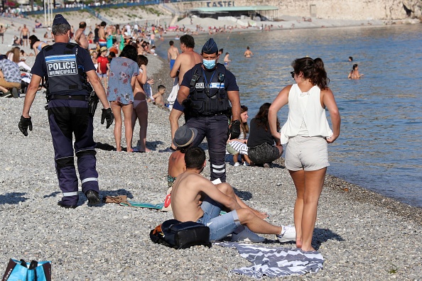 La police de Nice vérifie que les gens respectent les mesures sanitaires en vigueur sur la plage, le 22 mai 2020. (VALERY HACHE/AFP via Getty Images)