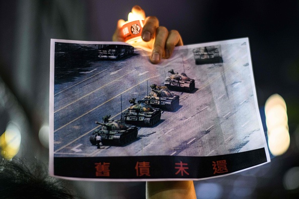 Poster du célèbre "Tank Man" se tenant devant les chars militaires chinois sur la place Tiananmen à Pékin le 5 juin 1989, lors d'une commémoration à la bougie dans le parc Victoria à Hong Kong le 4 juin 2020, après que la veillée annuelle a été interdite. (Photo : ANTHONY WALLACE/AFP via Getty Images)

