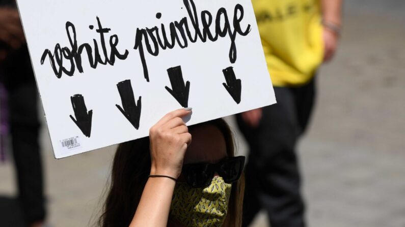 Une femme tient une pancarte sur laquelle on peut lire « privilège blanc » lors d'une manifestation à Barcelone, en Espagne, le 14 juin 2020. (Josep Lago/AFP via Getty Images)