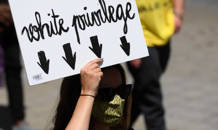Une femme tient une pancarte sur laquelle on peut lire "privilège blanc" lors d'une manifestation à Barcelone, en Espagne, le 14 juin 2020. (Josep Lago/AFP via Getty Images)