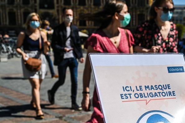 Le port du masque en extérieur est obligatoire dans de nombreux départements français (DENIS CHARLET/AFP via Getty Images)