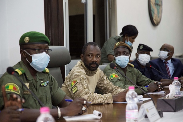 -Assimi Goita se prépare à une réunion entre des chefs militaires maliens et une délégation de la CEDEAO le 22 août 2020. Photo par ANNIE RISEMBERG/AFP via Getty Images.