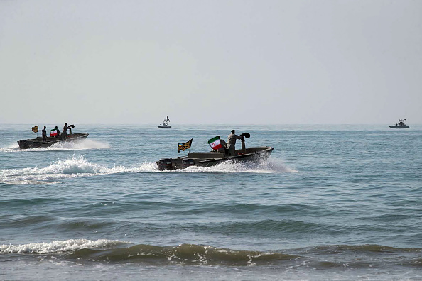 -13 vedettes d'attaque rapide des Gardiens de la Révolution se sont approchées à moins de 140 mètres de sept bateaux américains. Photo by -/Iranian Army office/AFP via Getty Images.