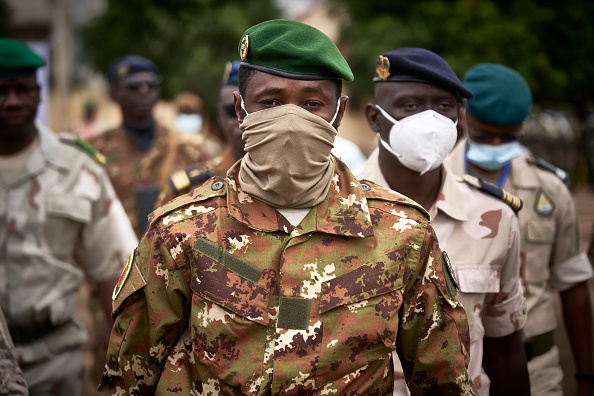 Le colonel Assimi Goita, arrive aux funérailles de l'ancien président malien général Moussa Traoré à Bamako le 18 septembre 2020. Photo de MICHELE CATTANI / AFP via Getty Images.