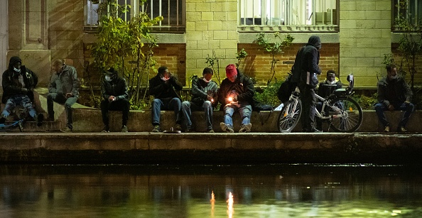 Des fumeurs de crack sur les quais à Paris.  (Photo : JOEL SAGET/AFP via Getty Images)